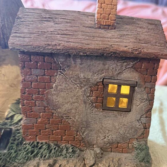 Small solar powered lighted lawn ornament - gnome house with mushroom and door - Picture 6 of 12